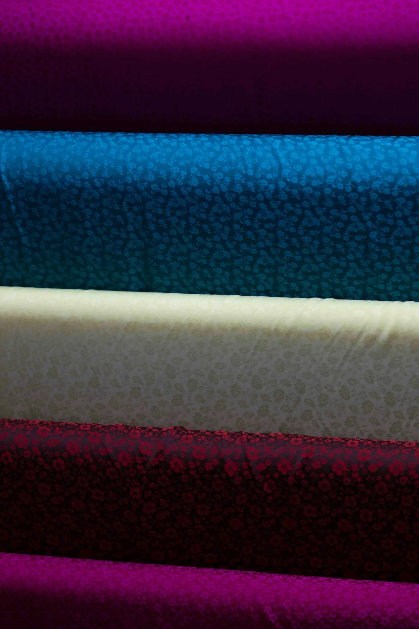 Rollos de telas planas de diferentes colores