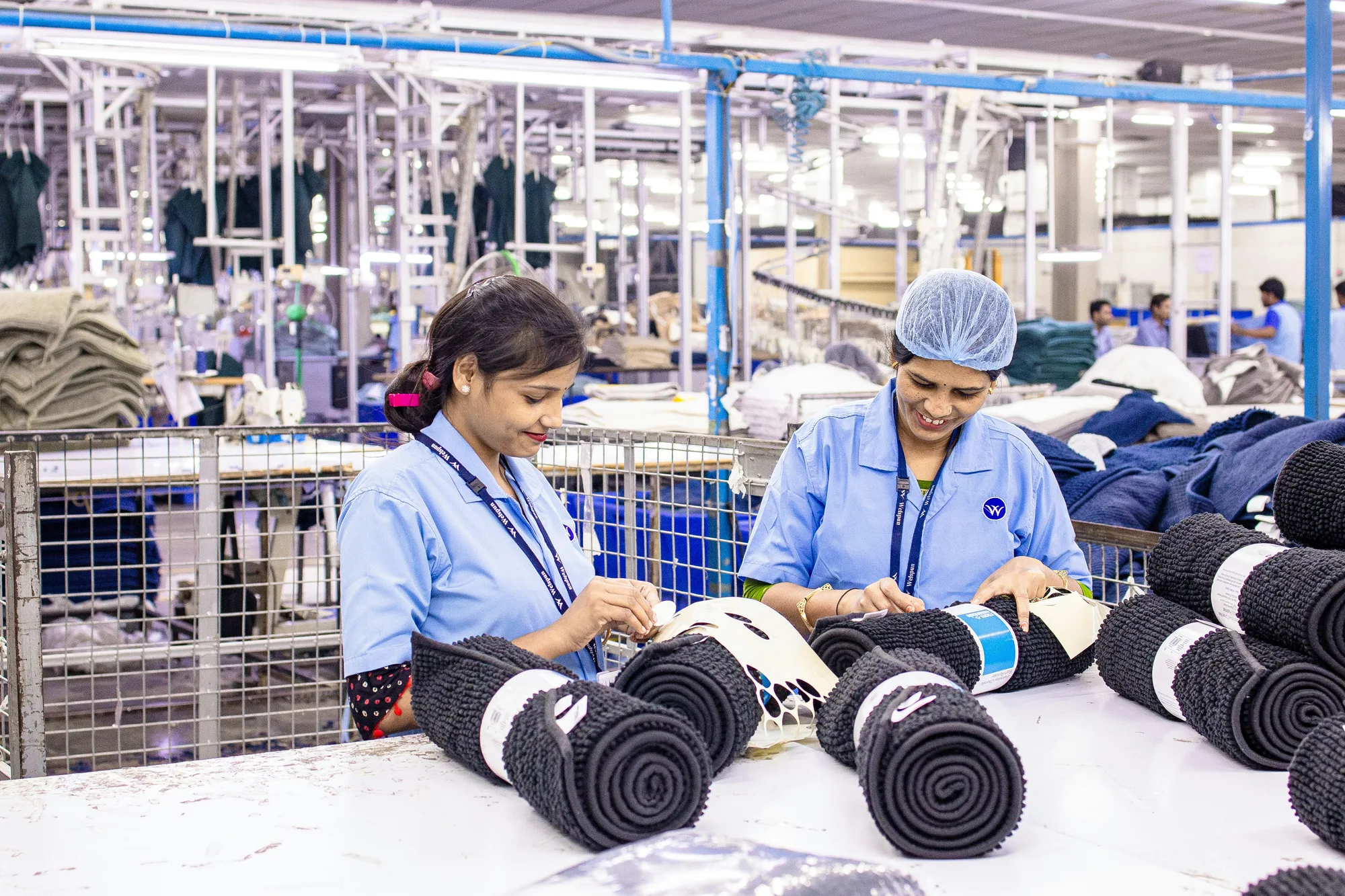 Equipo trabajando en una planta de producción textil