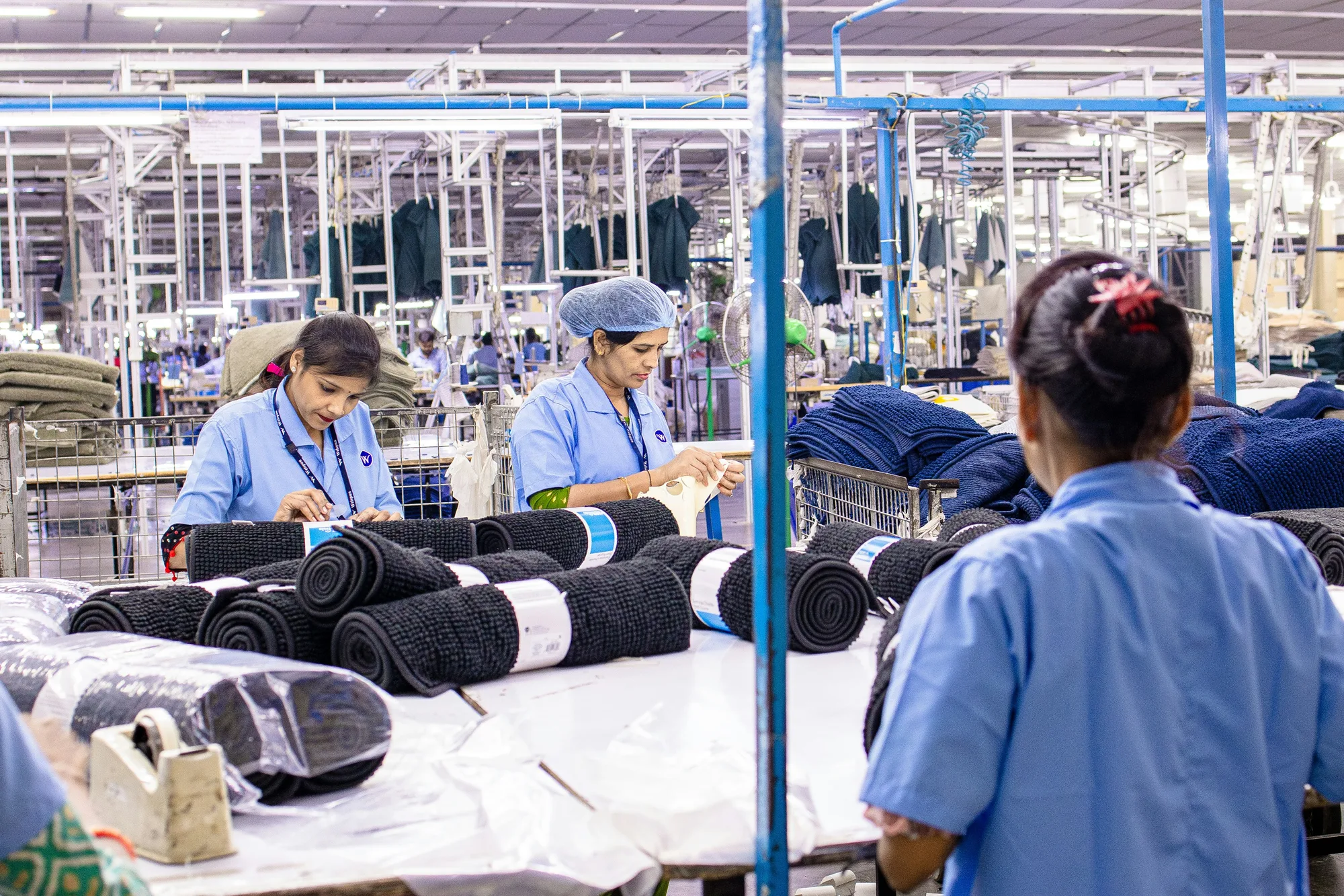 Equipo de producción revisando textiles